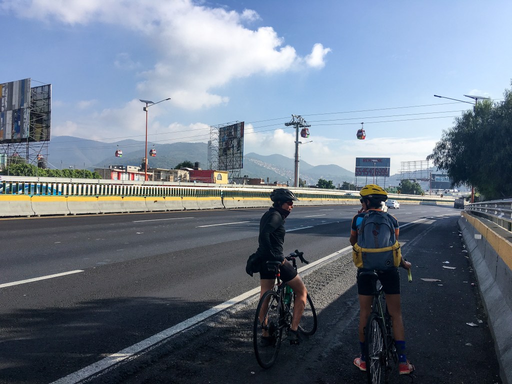 Pedaleando y sobrevolando la autopista México-Pachuca