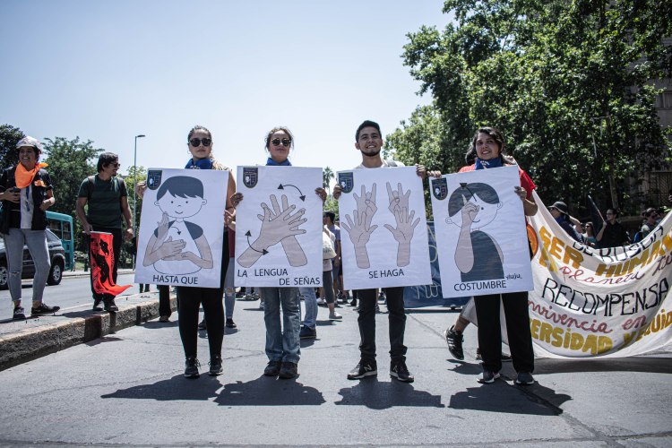 2019, hasta que la lengua de señas se haga costumbre 