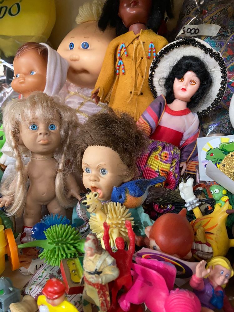 2. Dejó caer un ejército de plástico