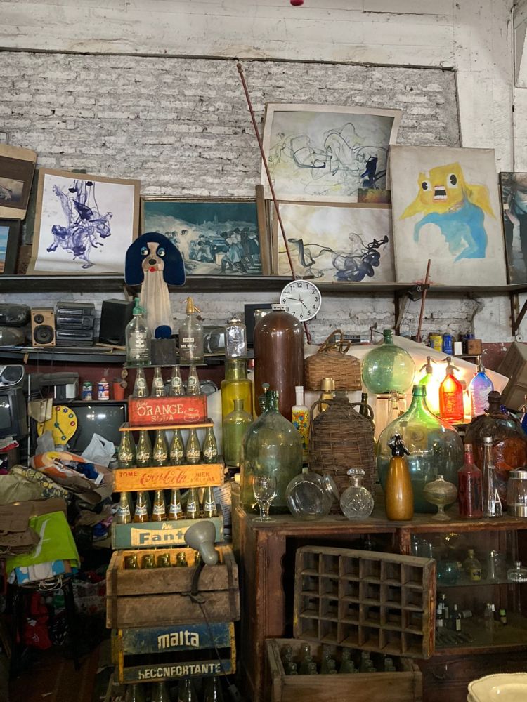 3. Dejó caer madera, vidrios y reproducciones de arte